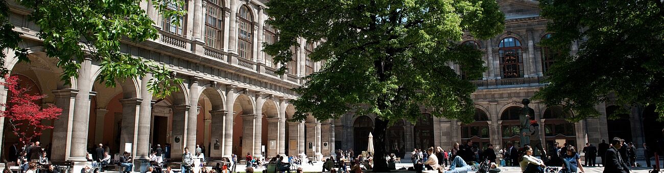 Hof des Hauptgebäudes der Universität Wien 